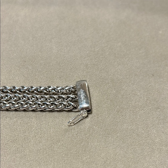 Gently Loved Lauren Ralph Lauren Elegant Silver Knot Bracelet - Picture 4 of 7